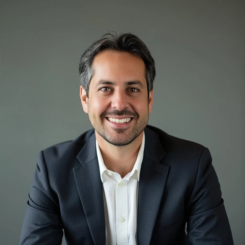 Javier Solís, Consultor Principal